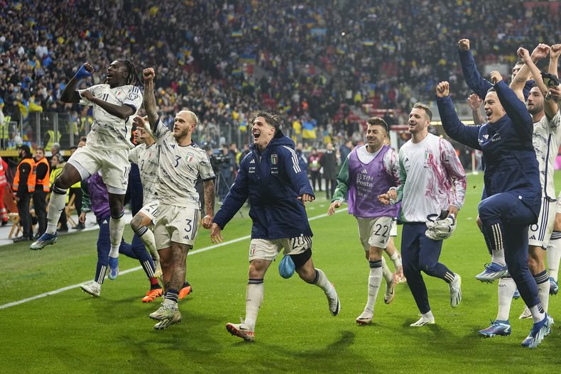 Los jugadores de Italia celebra tras asegurar la clasificación al Campeonato Europeo de 2024 con un empate ante Ucrania, el 20 de noviembre de 2023, en Leverkusen, Alemania. (AP Foto/Martin Meissner)