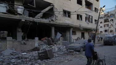 Palestinos inspeccionan el lugar donde se produjo un ataque aéreos israelí de madrugada, en la ciudad de Gaza, el 3 de octubre de 2026. (AP Foto/Jehad Alshrafi)