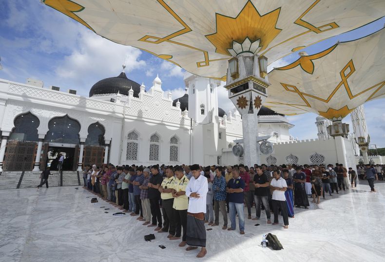 Un grupo de personas ora en la Gran Mezquita de Baiturrahman en Banda Aceh, Indonesia, el viernes 13 de diciembre de 2024. (Foto AP/Achmad Ibrahim)