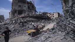 ARCHIVO – Varios Palestinos rescatan lo que pueden de la destrucción dejada por las tropas israelíes en Jan Yunis, en el sur de la Franja de Gaza, el 8 de abril de 2024. (AP Foto/Fatima Shbair, Archivo)