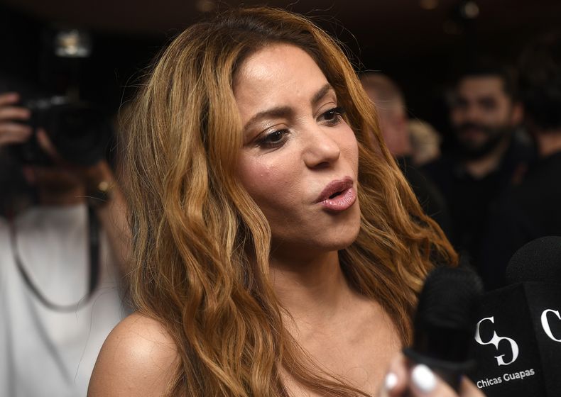Shakira habla con medios en la fiesta de lanzamiento de su álbum Las mujeres ya no lloran, el jueves 21 de marzo de 2024, en Hollywood, Florida. El concierto de lanzamiento del álbum de Shakira desde Times Square en Nueva York tendrá un especial que podrá ser visto en forma gratuita en la plataforma de streaming ViX a partir del 30 de marzo. (Foto AP/Michael Laughlin)