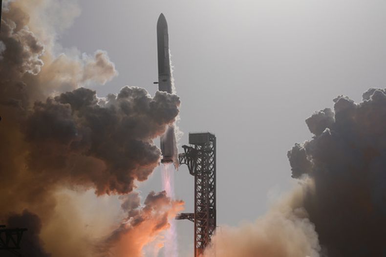 El cohete Starship de SpaceX despega desde Starbase, Texas, el 24 de julio del 2026. (AP foto/Eric Gay)