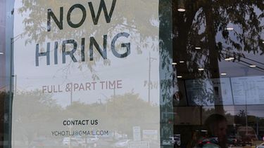 Un letrero de contratación en una pastelería de Arlington Heights, Illinois, el miércoles 30 de septiembre de 2026. (AP Foto/Nam Y. Huh)