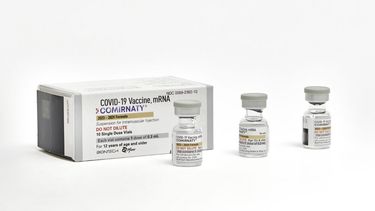 En esta foto difundida por Pfizer en septiembre de 2023 se muestran ampolletas de una sola dosis de la vacuna actualizada de la compañía contra el COVID-19 para adultos. (Pfizer via AP)