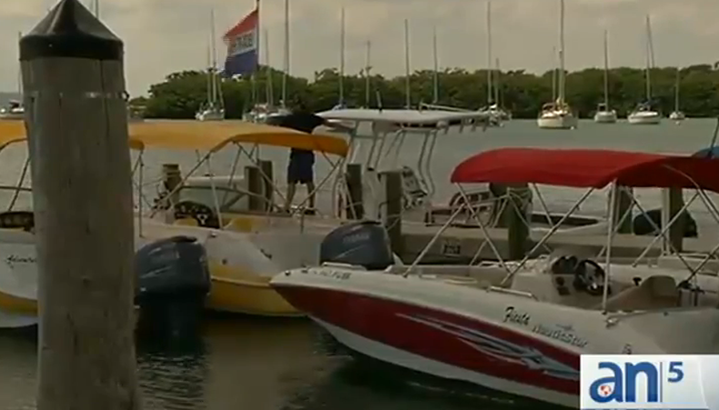 Las autoridades locales incluidos los bomberos y equipos de rescate se preparan para vigilar la conocida regata de Colombus Day que se realizará este fin de semana.
