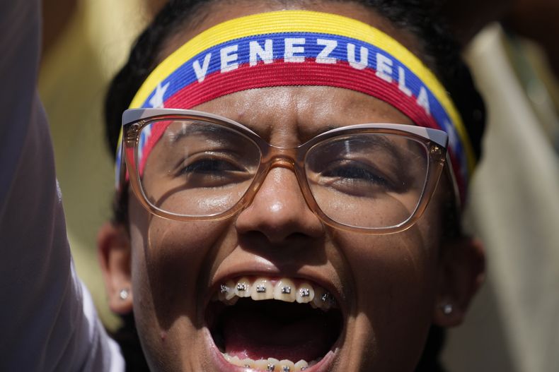 Una simpatizante de la líder opositora María Corina Machado aplaude durante una manifestación en Caracas, Venezuela, el sábado 3 de agosto de 2024. (Foto AP/Matías Delacroix)