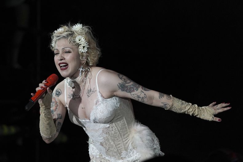 La cantante chilena Mon Laferte durante su presentación en la 25ª edición del festival de música Vive Latino en la Ciudad de México, el domingo 16 de marzo de 2025. (Foto AP/Aurea Del Rosario)