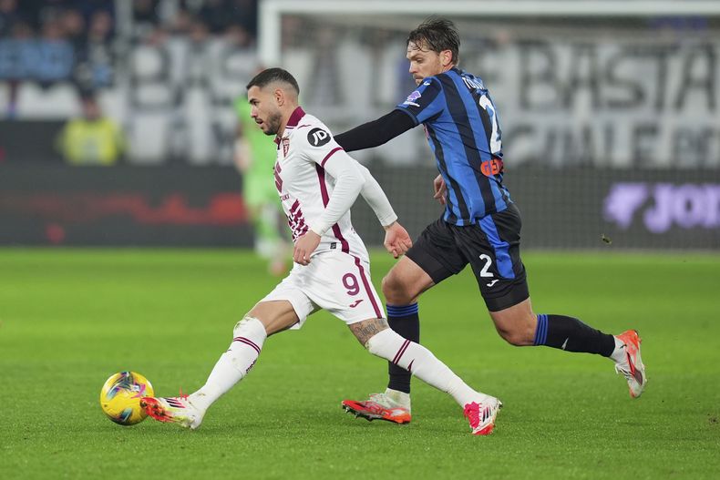Antonio Sanabria del Torino pelea por el balón con Rafael Tolio del Atalanta en el encuentro de la Serie A del sábado primero de febrero del 2025. (Spada/LaPresse via AP)