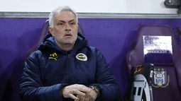 El entrenador del Fenerbahce, José Mourinho, a la izquierda, durante el partido de vuelta de los playoffs de la Liga de Europa entre el Anderlecht y el Fenerbahce en el estadio RSC Anderlecht en Bruselas, el jueves 20 de febrero de 2025. (AP Foto/Omar La Habana) El entrenador del Fenerbahce, José Mourinho, a la izquierda, durante el partido de vuelta de los playoffs de la Liga de Europa entre el Anderlecht y el Fenerbahce en el estadio RSC Anderlecht en Bruselas, el jueves 20 de febrero de 2025. (AP Foto/Omar La Habana)