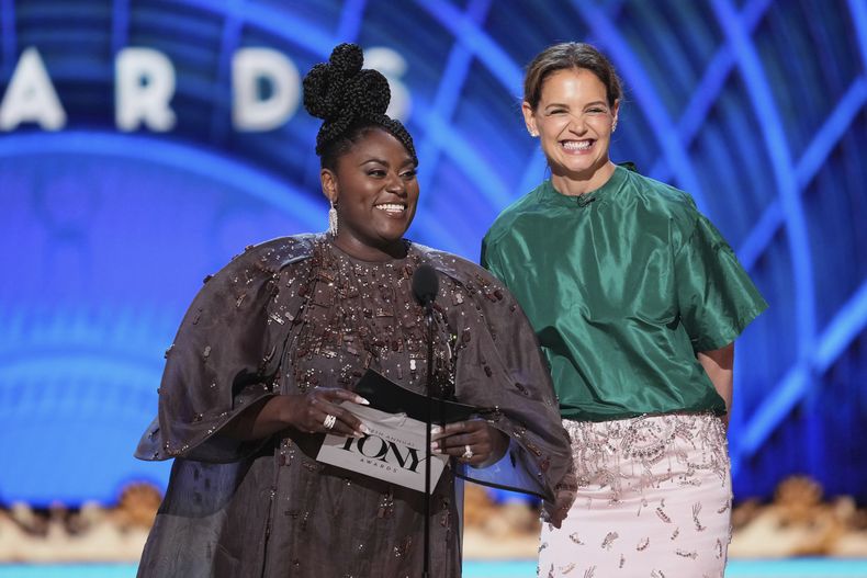 Danielle Brooks, a la izquierda, y Katie Holmes presentan el premio a la mejor actriz de reparto en una obra durante los 78º Premios Tony el domingo 8 de junio de 2025, en el Radio City Music Hall de Nueva York. (Foto Charles Sykes/Invision/AP)