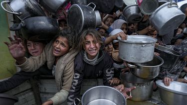 Mujeres y niñas palestinas esperando por comida en Jan Yunis, Franja de Gaza, el 20 de diciembre del 2024. (AP foto/Abdel Kareem Hana)