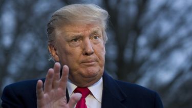 AP Análisis: Se despeja la nube sobre Trump pero hay costos