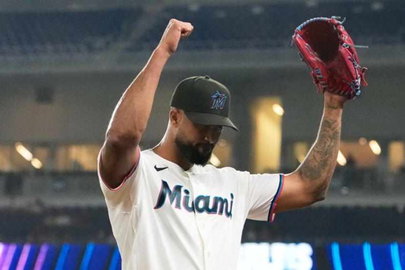 El lanzador abridor de los Marlins de Miami, Sandy Alcántara, reacciona tras convertirse en el líder histórico de ponches de la franquicia durante la séptima entrada de un partido de béisbol contra los Rangers de Texas, el martes 23 de junio de 2026, en Miami. (Foto AP/Lynne Sladky)