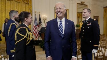 El presidente Joe Biden sale de la Sala Este de la Casa Blanca tras firmar la Ley de Equidad del Seguro Social, el domingo 5 de enero de 2025, en Washington. (AP Foto/Manuel Balce Ceneta)