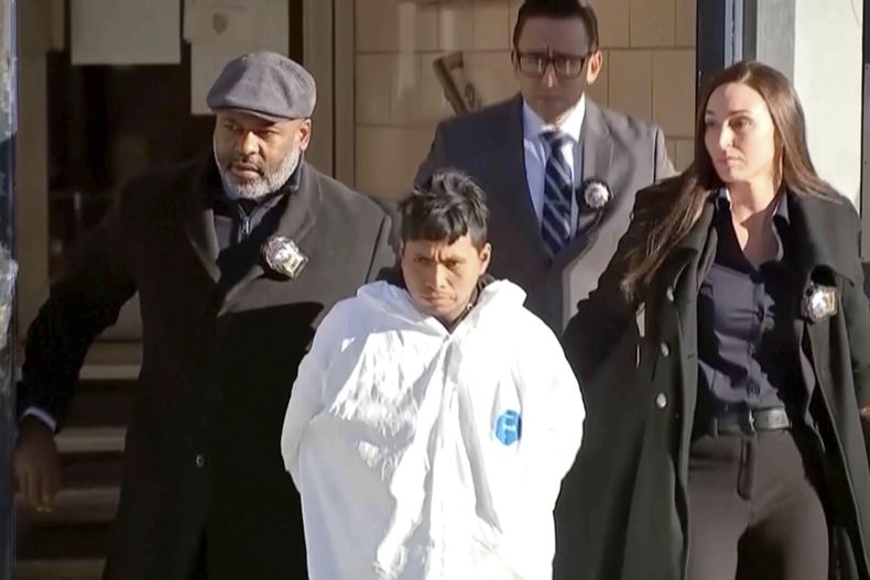 El sospechoso Sebastián Zapeta, según lo identificó la policía, enfrenta cargos de homicidio e incendio provocado en la ciudad de Nueva York por presuntamente prenderle fuego a una mujer dentro de un tren del metro y luego verla morir, según dijeron fuentes policiales el lunes 23 de diciembre de 2024, en Nueva York. Zapeta aparece al centro, en primer plano. (WABC-TV vía AP)