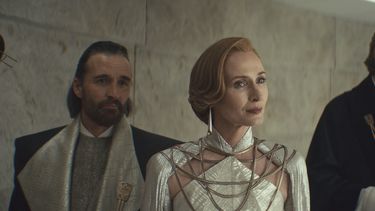 Esta imagen proporcionada por Disney+ muestra a Allistair Mackenzie, como Perrin Fertha, de izquierda a derecha, Genevieve OReilly, como Mon Mothma, y Stellan Skarsgård, como Luthen Rael, en una escena de Andor. (Lucasfilm Ltd./Disney+ vía AP)