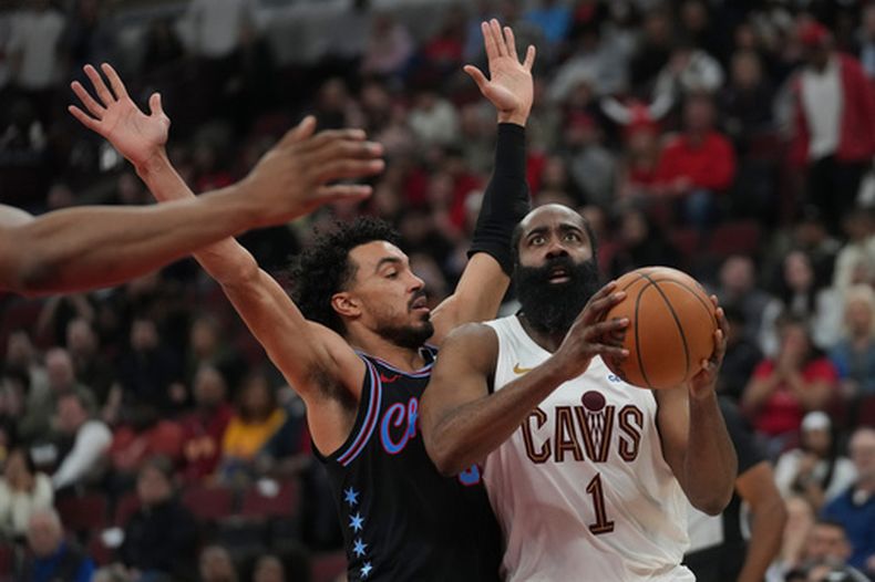 El base de los Cavaliers de Cleveland, James Harden (1, derecha), maneja el balón ante la defensa del base de los Bulls de Chicago, Tre Jones (30), durante la segunda mitad de un juego de baloncesto de la NBA, el jueves 19 de marzo de 2026, en Chicago. (Foto AP/Erin Hooley)