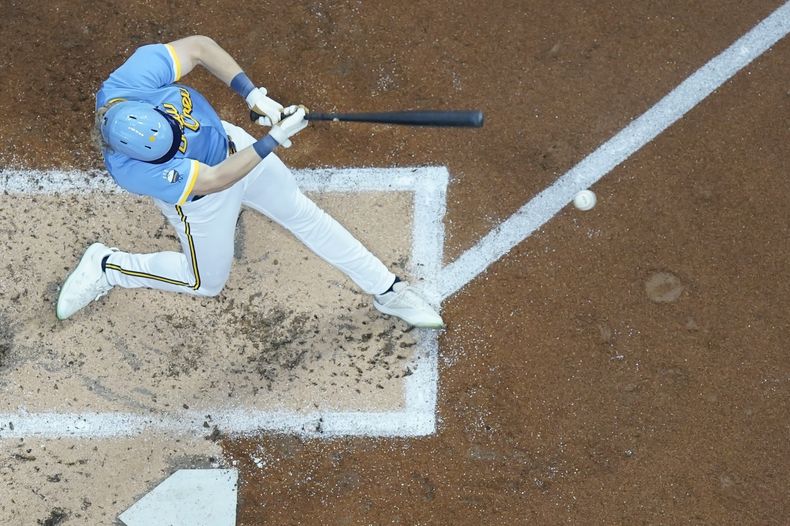 Joey Wiemer, de los Cerveceros de Milwaukee, batea un sencillo productor durante la cuarta entrada del juego de béisbol en contra de los Orioles de Baltimore, el miércoles 7 de junio de 2023, en Milwaukee. (AP Foto/Morry Gash)