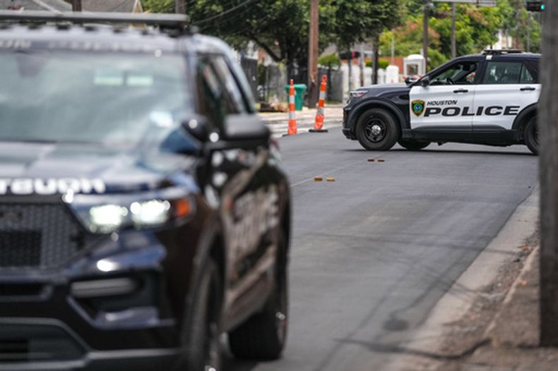 La policía trabaja en Canal Street, en Houston, el martes 7 de julio de 2026, tras un tiroteo. (Jacob Lujan/Houston Chronicle vía AP)