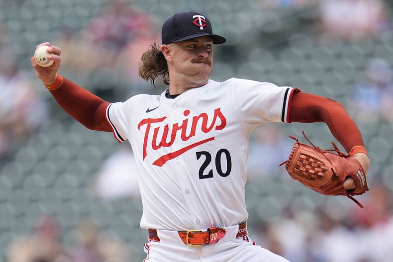 El lanzador abridor de los Mellizos de Minnesota, Chris Paddack (20), lanza durante la segunda entrada de un juego de béisbol contra los Azulejos de Toronto, el sábado 7 de junio de 2025, en Minneapolis. (Foto AP/Abbie Parr)