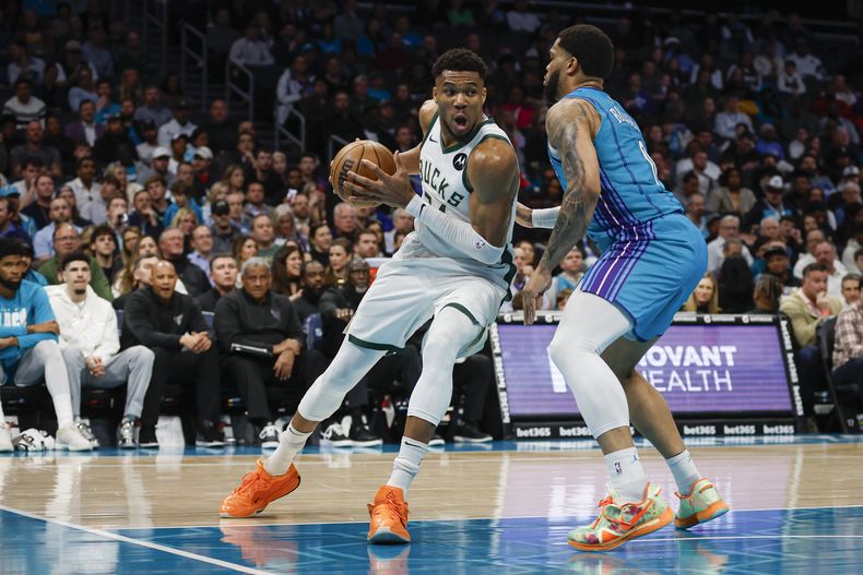 Giannis Antetokounmpo, alero de los Bucks de Milwaukee, avanza a la cesta frente a Miles Bridges, de los Hornets de Charlotte, el jueves 29 de febrero de 2024 (AP Foto/Nell Redmond)