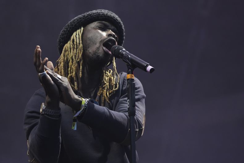 Eric Burton de Black Pumas durante su concierto en el Corona Capital en la Ciudad de México el sábado 16 de noviembre de 2024. (Foto AP/Eduardo Verdugo)