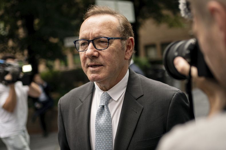 El actor Kevin Spacey sale del Tribunal de la Corona en Southwark, Londres, el jueves 13 de julio de 2023. Spacey hizo una pausa dramática en su testimonio el jueves y tenía la voz entrecortada al recordar la amistad íntima y algo sexual que compartió con un hombre que acusa al actor de manosearlo violentamente. (Aaron Chown/PA vía AP)