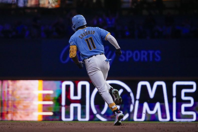 Jackson Chourio, de los Cerveceros de Milwaukee, recorre las bases después de batear el primer grand slam de su carrera en la cuarta entrada del juego de béisbol en contra de los Cachorros de Chicago, el viernes 28 de junio de 2024, en Milwaukee. (AP Foto/Morry Gash)
