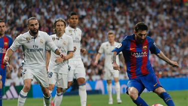 messi desangra al madrid y el barsa da un vuelco a la liga