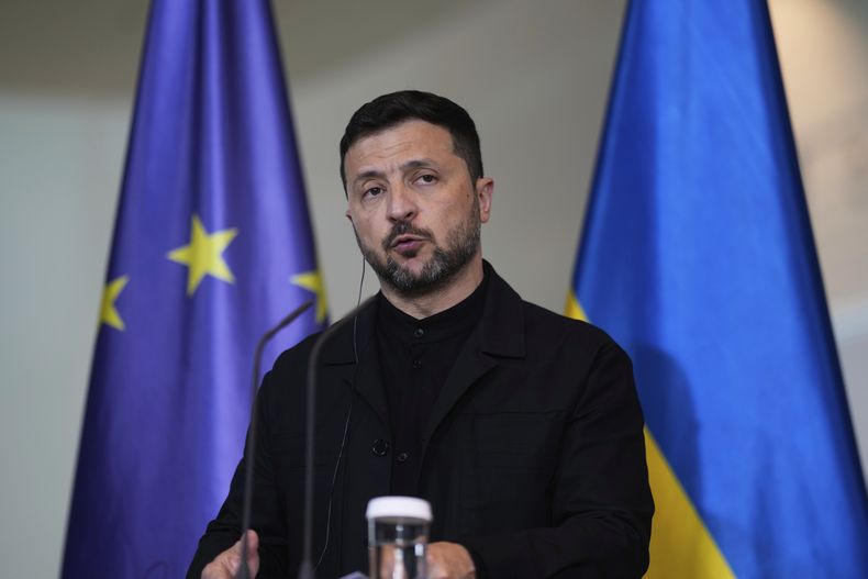 El presidente de Ucrania, Volodymyr Zelenskyy, durante una conferencia de prensa en la cancillería, en Berlín, el 28 de mayo de 2025. (AP Foto/Markus Schreiber)
