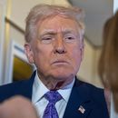 El presidente Donald Trump habla con periodistas durante un vuelo en el Air Force One desde su propiedad de Mar-a-Lago en Palm Beach, Florida, a la Base Conjunta Andrews, el domingo 30 de noviembre de 2025. (Foto AP/Alex Brandon)