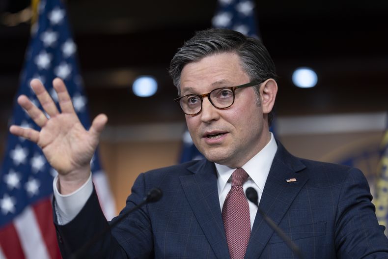 El presidente de la Cámara de Representantes, el republicano Mike Johnson, y los líderes de su partido hablan con la prensa cuando el legislativo busca aprobar los proyectos de gastos para impedir el cierre parcial del gobierno, en el Capitolio, Washington, 20 de marzo de 2024. (AP Foto/J. Scott Applewhite)