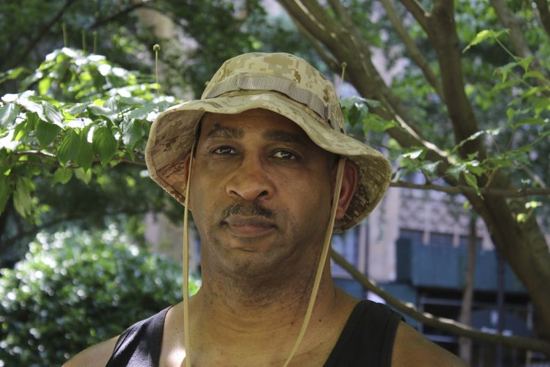 Lloyd Murphy, de 65 años, también conocido como Topaz 1, posa para una foto en Nueva York el 5 de julio de 2023. El hip hop nació en el Bronx, de entre las cenizas de un distrito en llamas con pobreza, decadencia urbana y violencia de pandillas. 50 años después, hay orgullo, pero persisten los problemas. (Foto AP/Noreen Nasir)