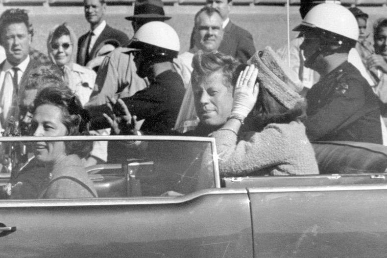 ARCHIVO - El presidente John F. Kennedy saluda desde su automóvil en una caravana, acompañado de la primera dama Jacqueline Kennedy, derecha; Nellie Connally, segunda de izquierda a derecha, y su esposo, el gobernador de Texas, John Connally, en la extrema izquierda, el 22 de noviembre de 1963, en Dallas. (AP Foto/Jim Altgens, archivo)