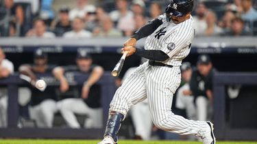 Trent Grisham, de los Yankees de Nueva York, pega un sencillo de dos carreras durante el séptimo episodio del encuentro del martes 11 de agosto de 2026 ante los Marineros de Seattle (AP Foto/Frank Franklin II)