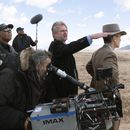 En esta imagen proporcionada por Universal Pictures, el director Christopher Nolan, centro, y Cillian Murphy, derecha, en el set de Oppenheimer. (Melinda Sue Gordon/Universal Pictures vía AP)
