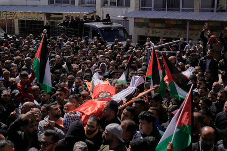 El funeral de dos palestinos muertos por violencia de colonos israelíes, en Abu Falah, Cisjordania, el 8 de marzo del 2026. (AP foto/Majdi Mohammed)