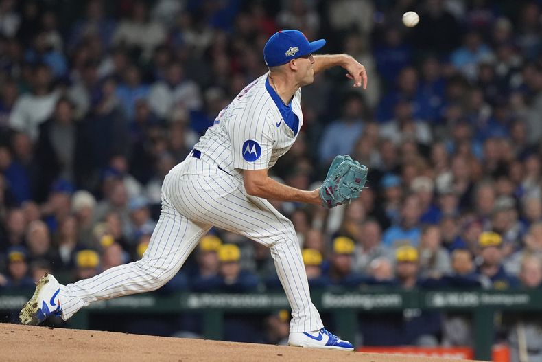 Matthew Boyd, abridor de los Cachorros de Chicago, lanza en el cuarto juego de la serie divisional ante los Cerveceros de MIlwaukee, el jueves 9 de octubre de 2025 (AP Foto/Nam Y. Huh)