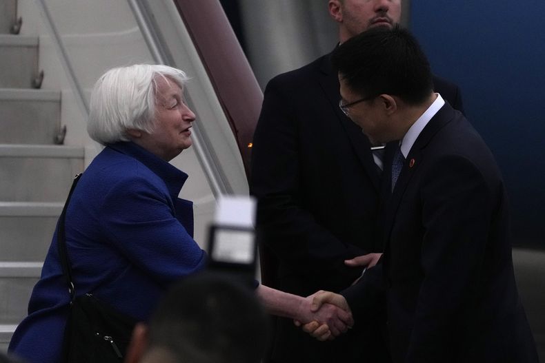 La secretaria del Tesoro estadounidense Janet Yellen, izquierda, saluda al viceministro de Finanzas chino Liao Min a su llegada al Aeropuerto Internacional Guangzhou Baiyun en la provincia de Guangdong, en el sur de China, el jueves 4 de abril de 2024. (AP Foto/Andy Wong, Pool)