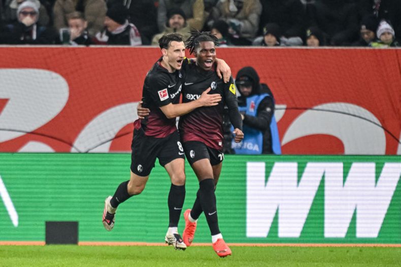 Cyriaque Irie celebra con su compañero del Freiburg Maximilian Eggestein tras anotar en el encuentro de la Bundesliga ante el Augsburg el sábado 31 de octubre del 2026. (Harry Langer/dpa via AP)