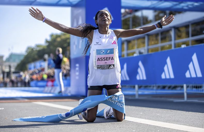 El etíope Tigst Assefa cruza la meta al ganar el maratón de Berlín, el domingo 24 de septiembre de 2023. (Andreas Gora/dpa vía AP)