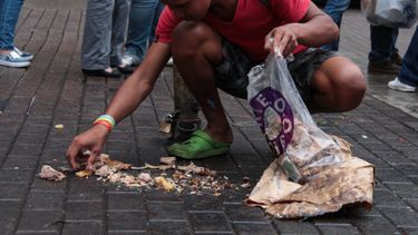 algunos venezolanos en peru comen de la basura, piden limosna y se prostituyen