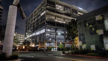 Un letrero de TikTok puede apreciarse en la parte superior del edificio de oficinas de la aplicación, el martes 3 de diciembre de 2024, en Culver City, California. (AP Foto/Richard Vogel)