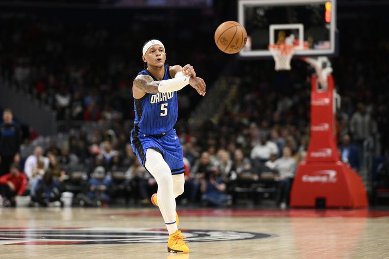 ARCHIVO - Paolo Banchero, alero del Magic de Orlando, juega en el segundo medio del partido ante los Wizards de Washington, el 31 de marzo de 2023 (AP Foto/Nick Wass, File)
