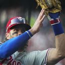 Bryce Harper, primera base de los Filis de Filadelfia, atrapa un elevado de foul en el juego ante los Guardianes de Cleveland, el viernes 21 de julio de 2023 (AP Foto/Sue Ogrocki)