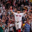 Caleb Durbin, de los Medias Rojas de Boston, celebra después de la victora de su equipo sobre los Orioles de Baltimore en el juego de béisbol de Grandes Ligas, el lunes 20 de julio de 2026, en Boston. (AP Foto/Charles Krupa)