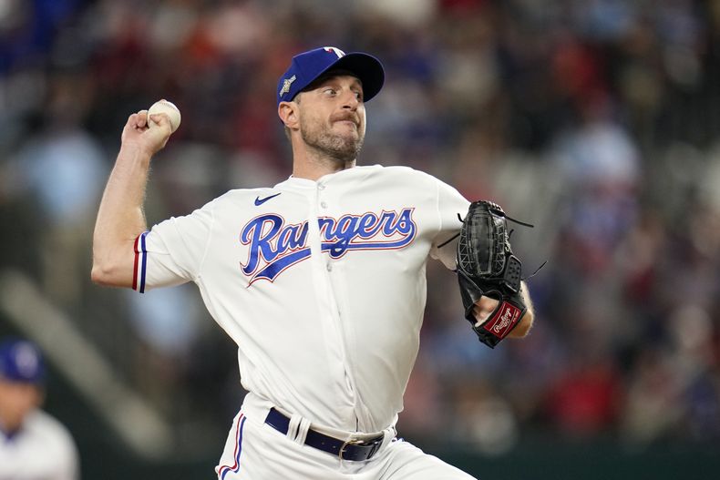 Max Scherzer, lanzador de los Rangers de Texas, lanza en contra de los Astros de Houston durante la primera entrada del Juego 3 de la Serie de Campeonato de la Liga Americana, el miércoles 18 de octubre de 2023, en Arlington, Texas. (AP Foto/Julio Cortez)