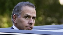 ARCHIVO - Hunter Biden entra en un vehículo a su salida de una corte federal el jueves 5 de septiembre de 2024 en Los Ángeles, tras declararse culpable de cargos de impuestos federales. (AP Foto/Eric Thayer, Archivo)