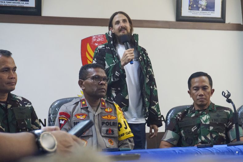 El piloto neozelandés Phillip Mehrtens, centro, quien permaneció como rehén durante más de 19 meses en la región de Papúa, habla con los periodistas durante una conferencia de prensa tras su liberación, en Timika, Indonesia, el sábado 21 de septiembre de 2024. (AP Foto/Endy Langobelen)