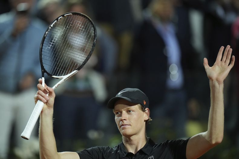 E l italiano annik Sinner celebra tras vencer en la segunda ronda del Abierto de Italia al argentinoa Mariano Navone el sábado 10 de mayo del 2025. (AP Foto/Andrew Medichini)